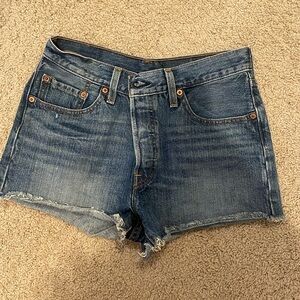 Size 27 Levi’s women’s denim shorts